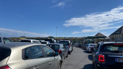 GUŽVE NA GRANIČNIM PRELAZIMA: Putnička vozila čekaju od 30 do 150 minuta