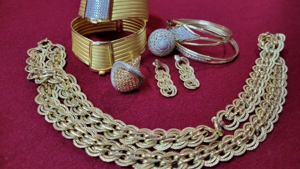 УПАЛИ КРОЗ ПРОЗОР И ОДНЕЛИ ЗЛАТО И КЕШ: У филмској крађи у Београду, опљачкана кинескиња