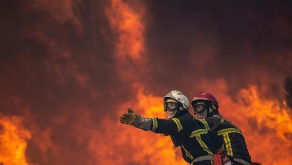 ПЛАМЕН ЈЕ КУЉАО, А ОНДА ЈЕ ДОШЛО ДО ЕКСПЛОЗИЈЕ: Двојица ватрогасаца погинула у Немачкој, 11 особа повређено