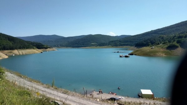 ОСВЕЖЕЊЕ У СТАРОПЛАННСКОЈ ВОДИ: Завојско језеро на Старој планини привукло купаче (ФОТО)