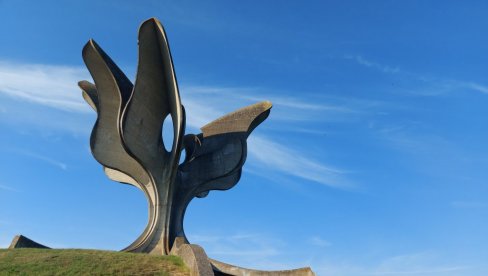 КАД НЕ ЗНАЈУ ШТА  ЈЕ РАЈХСТАГ, НЕК  УЧЕ НА ЕКСКУРЗИЈИ: Посете стратиштима жртава фашизма  би могле да постану обавезне по закону