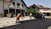 UREĐUJU TRG ZELENA PIJACA U VRŠCU: Posle dve decenije stigao novi asfalt UREĐUJU TRG ZELENA PIJACA U VRŠCU: Posle dve decenije stigao novi asfalt