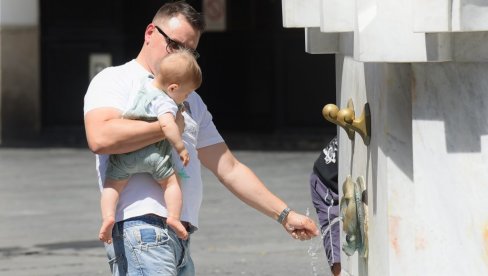 CISTERNE SA VODOM ZA PIĆE NA NAJPROMETNIJIM MESTIMA: Radiće sve javne česme i fontane u Beogradu CISTERNE SA VODOM ZA PIĆE NA NAJPROMETNIJIM MESTIMA: Radiće sve javne česme i fontane u Beogradu