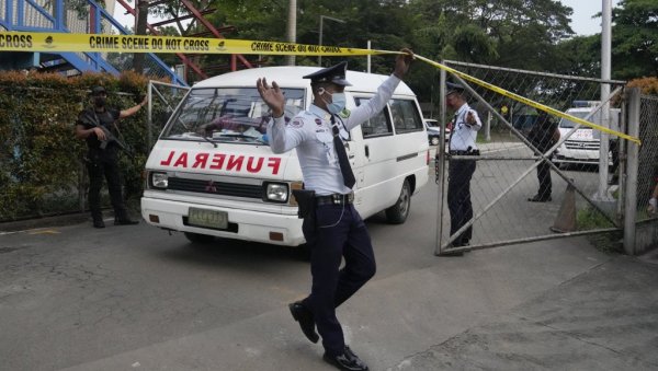 (УЗНЕМИРУЈУЋЕ): Девојка упитала младића са колико је девојака био, па му забола маказе у препуне (ВИДЕО)