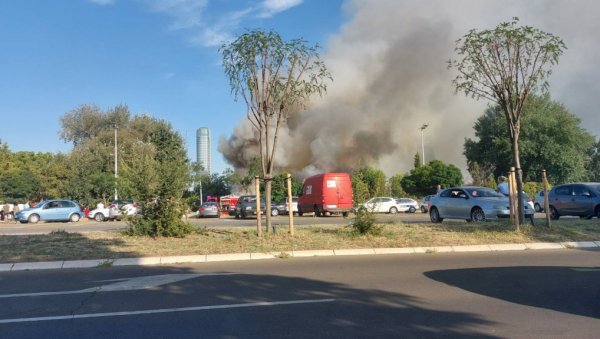 ПОЖАР НА НОВОМ БЕОГРАДУ: Горе трава и бараке код Сава центра, на Старом сајмишту, дим се види по целом граду! (ВИДЕО)