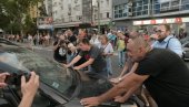 DEMONSTRANTI PONOVO MALTRETIRAJU GRAĐANE NOVOG SADA: Blokirali raskrsnicu, bacaju se telima na automobile (VIDEO)