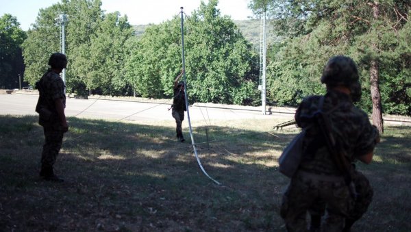 СПЕЦИЈАЛНО ОПРЕМЉЕНИ КАБИНЕТИ И ТЕРЕНСКИ УСЛОВИ: Како изгледа обука војника службе телекомуникација у Бригади везе (ФОТО)