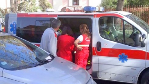 АУТОМОБИЛ УДАРИО ДЕТЕ: Повређено у Сремској Каменици, превезено у болницу АУТОМОБИЛ УДАРИО ДЕТЕ: Повређено у Сремској Каменици, превезено у болницу