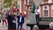 GUBI SE Izviždan nemački ministar ekonomije Robert Habek - Napusti naš grad (VIDEO)