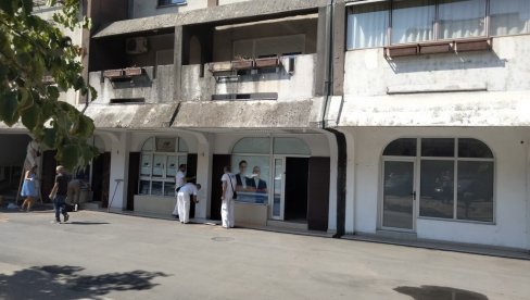 NOVO DIVLJANJE U NOVOM SADU: Blokaderi foteljaši i teroristi iz opozicije ponovo prave haos ispred prostorija SNS-a NOVO DIVLJANJE U NOVOM SADU: Blokaderi foteljaši i teroristi iz opozicije ponovo prave haos ispred prostorija SNS-a