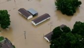 KATASTROFALNE POPLAVE U KENTAKIJU: Devojčica sa psom satima čekala pomoć na krovu koji je virio iz vode (VIDEO)