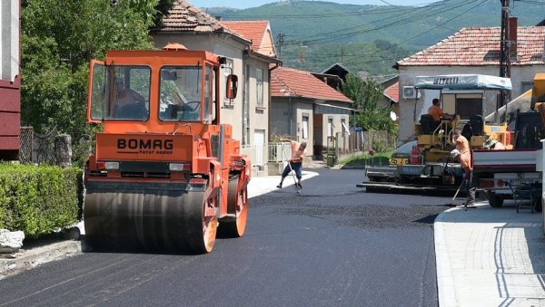 АСФАЛТИРАНА ОБА КРАКА: Неимари пиротске нискоградње завршили посао у Сењској