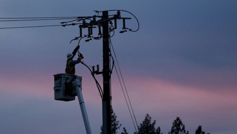 NEVEROVATNO, ČEŠKA OSTALA BEZ STRUJE: LJudi zarobljeni u liftovima, semafori i bankomati ne rade (FOTO)