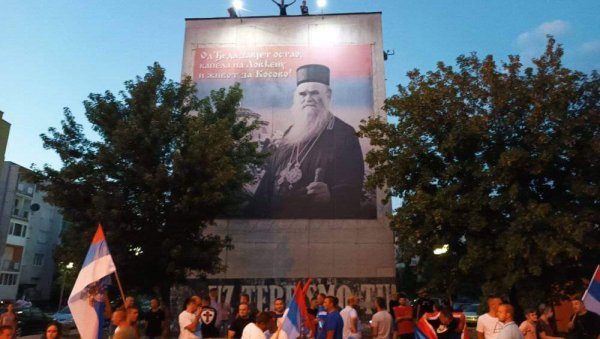 АУТО-КОЛОНЕ, ВАТРОМЕТ И ТРОБОЈКЕ: Никшићани на улицама прославили потписивање Темељног уговора (ВИДЕО)