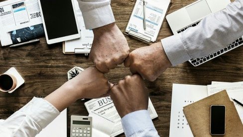 МЛАДИ БИРАЈУ КАРИЈЕРУ У СРЕДЊИМ И ВЕЛИКИМ КОМПАНИЈАМА: Ево зашто би 46 одсто њих прихватило чак и нижу зараду