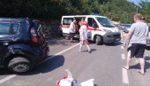 SAOBRAĆAJNA NESREĆA KOD ZVORNIKA: Auto udario u parkirano vozilo i prevrnuo se (FOTO, VIDEO)