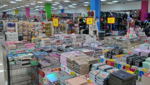 STIŽE ĐAČKA POMOĆ: Iz kase grada Beograda po 20.000 dinara