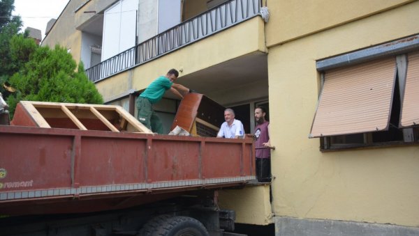 МИСЛИМ  ДА ЈЕ СВЕ ОВО САН: После прикључења струје, почело и сређивање стана јунака са Кошара