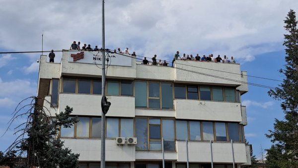 ДРАМА У ЦРНОЈ ГОРИ: Огорчени радници никшићке Железаре прете да ће скочити са зграде (ВИДЕО)