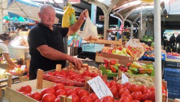 ЗА ИСТОМ ТЕЗГОМ ПОЛА ВЕКА: Драгиша Којић деценијама продаје поврће на зеленој пијаци у Параћину (ФОТО)