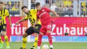 DORTMUND BLIZU TITULE A ŠTOPER NE ŽELI U PENZIJU: Humels produžio ugovor na još godinu dana