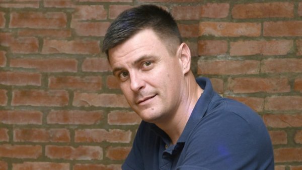 НЕЋУ ХУШКАТИ СВОЈ НАРОД ДОК СЕДИМ НА РИВИ И ЦИРКАМ ПИЋЕ Вук Костић оплео по колегама који подржавају насиље на улицама