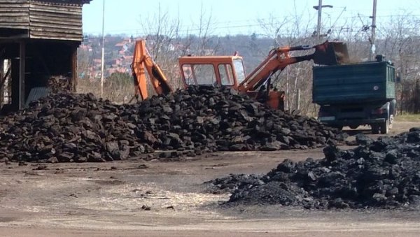 ПЕНЗИОНЕРЕ ОДРАЛИ ПО НОВОЈ ЦЕНИ: Муке око набавке огрева на рате - Наручен за 14.000 по тони, трговци сада траже 22.000