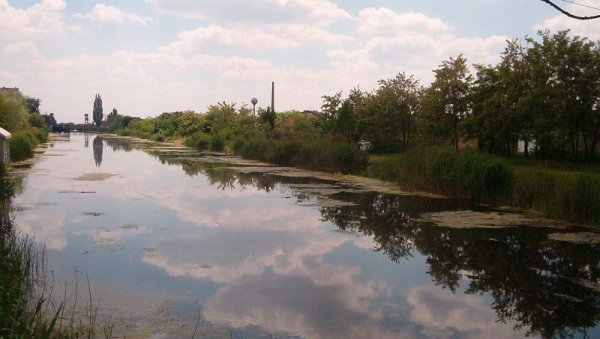 СЕРИЈАЛ НОВОСТИ (4):ПЛАЋАЈУ ЗА КАНАЛЕ КОЈЕ СЛАБО ЧИСТЕ - Пољопривредници у Србији траже да буду ослобођени таксе за одводњавање због суше