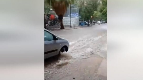 САРТИ ПОД ВОДОМ: Снимци снажног невремена које је погодило Грчку (ВИДЕО)