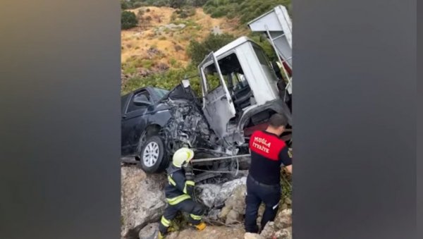 (УЗНЕМИРУЈУЋИ ВИДЕО) ПОЗНАТИ ПЕВАЧ ДОЖИВЕО САОБРАЋАЈНУ НЕСРЕЋУ: Минибус се сударио са камионом, ватрогасци извлачили Ибрахима из возила