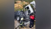 (UZNEMIRUJUĆI VIDEO) POZNATI PEVAČ DOŽIVEO SAOBRAĆAJNU NESREĆU: Minibus se sudario sa kamionom, vatrogasci izvlačili Ibrahima iz vozila