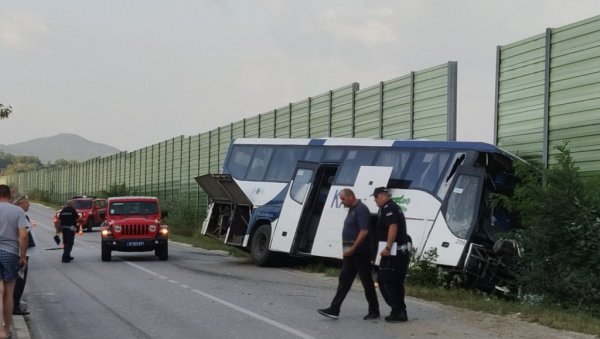 (УЗНЕМИРУЈУЋИ ФОТО/ВИДЕО) ТЕШКА САОБРАЋАЈНА НЕСРЕЋА КОД ВРАЊА: Аутобус се сударио са аутомобилом, једна особа погинула