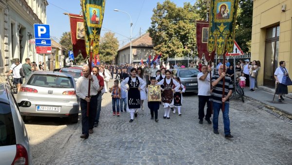 СВЕЧАНА ЛИТИЈЕ ПОВОДОМ СЛАВЕ ГРАДА ЗРЕЊАНИНА: Централним градским улицама прошло више стотина младих