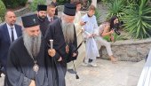 ПАТРИЈАРХ ПОРФИРИЈЕ У ЦРКВИ НА ТОПЛОЈ: Поглавар СПЦ и митрополит Јоаникије обишли светињу и Андрићеву кућу (ФОТО/ВИДЕО)