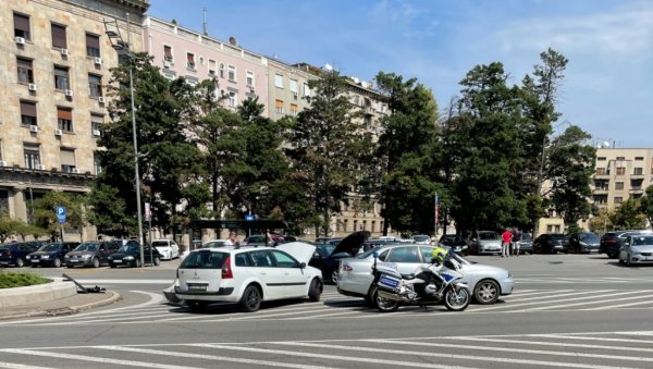 СУДАР НА ТРГУ НИКОЛЕ ПАШИЋА: Чукање три аутомобила у близини Дома Народне скупштине