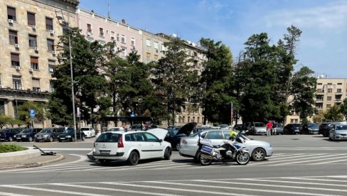 СУДАР НА ТРГУ НИКОЛЕ ПАШИЋА: Чукање три аутомобила у близини Дома Народне скупштине