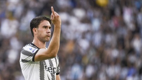 SRPSKI ODGOVOR: Francuski huligani hteli da seku tri prsta Vlahoviću, a onda ovo doživeli na svom stadionu (FOTO) SRPSKI ODGOVOR: Francuski huligani hteli da seku tri prsta Vlahoviću, a onda ovo doživeli na svom stadionu (FOTO)