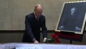 PUTIN SE OPROSTIO OD GORBAČOVA: Položio buket na kovčeg, pa se poklonio - evo zašto neće prisustvovati sahrani (VIDEO)