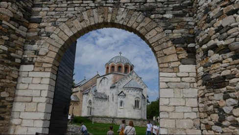 SVETINJA KOJA VEKOVIMA MIROTOČI: Čudesna snaga groba Svetog Simeona u Studenici (FOTO)