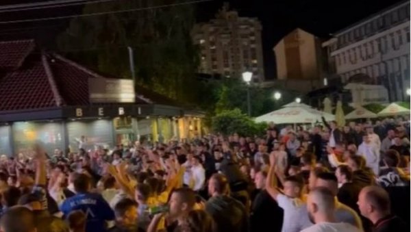 ЛАЛАТОВИЋ ЕФЕКАТ: Око 2000 навијача Новог Пазара на спектакуларан начин су дочекали фудбалере након тријумфа над Војводином (ВИДЕО)