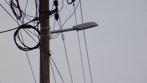 БЕЗ СТРУЈЕ ЧЕТИРИ УЛИЦЕ: Радови на електро-мрежи у Лесковцу