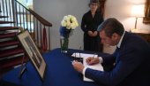 VUČIĆ SE UPISAO U KNJIGU ŽALOSTI U BRITANSKOJ AMBASADI: Odlazak kraljice baciće drugačije svetlo na svet koji smo do sada poznavali (FOTO)