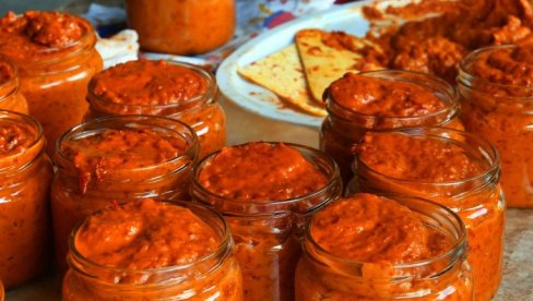 TRIKOVI ZA BRŽE LJUŠTENJE PEČENIH PAPRIKA: Ajvar koji se priprema očas posla i sočnijeg je ukusa