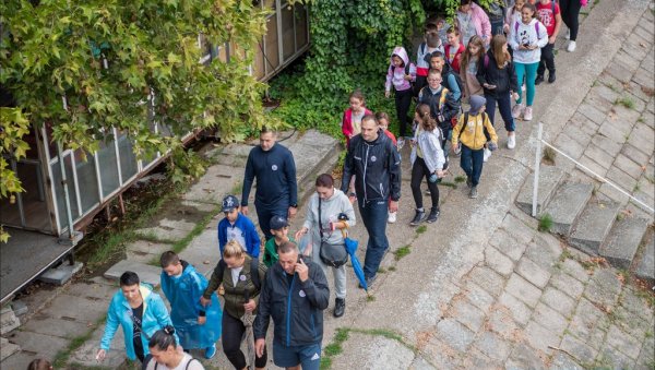 ХИЉАДУ ЉУДИ ШЕТАЛО ПОРЕД БЕГЕЈА: Подршка акцији поводом Дана пешачења (ФОТО)