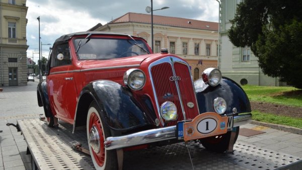 ОЛДТАЈМЕРИ ШАРМОМ ОБОЈИЛИ ТРГ: Леп скуп у центру Зрењанина (ФОТО)