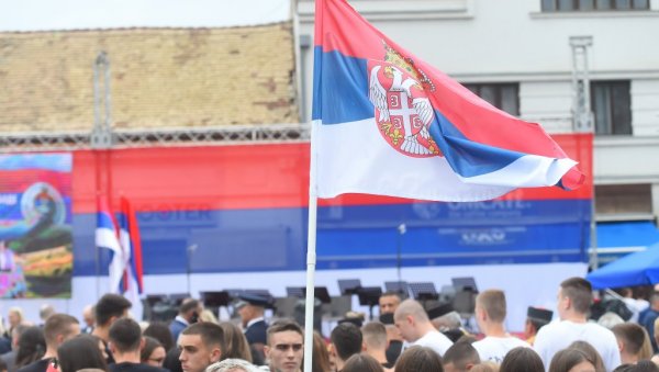 СРБИЈА И СРПСКА ОБЕЛЕЖИЛЕ ДАН СРПСКОГ ЈЕДИНСТВА, СЛОБОДЕ И ЗАСТАВЕ: Вучић и Порфирије присуствовали свечаности у Бијељини (ФОТО)