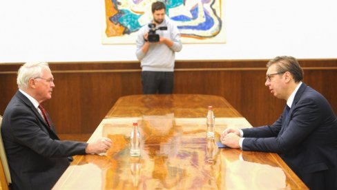 ХИЛ ПРИЗНАО ВУЧИЋУ ДА АМЕРИКА НАОРУЖАВА ПРИШТИНУ: Председник Србије - Ово је велико разочарање ХИЛ ПРИЗНАО ВУЧИЋУ ДА АМЕРИКА НАОРУЖАВА ПРИШТИНУ: Председник Србије - Ово је велико разочарање