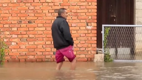 ХАОС У ХРВАТСКОЈ: Јако невреме у Славонији, потопљене улице, оштећене школе (ВИДЕО)