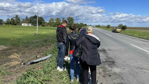 ВАТРОГАСЦИ СУ СЕКЛИ СЛЕПЉЕНЕ АУТОМОБИЛЕ: Детаљи тешке несреће - два мушкарца изгубила живот на излазу из Зрењанина (ФОТО)