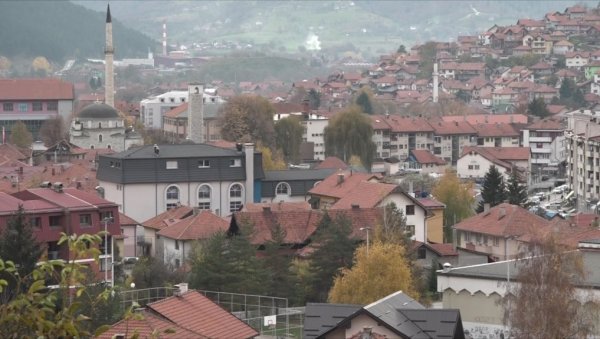 СНП ПЉЕВЉА: Пелет касни, улице као након рата а председник сади  дрвеће